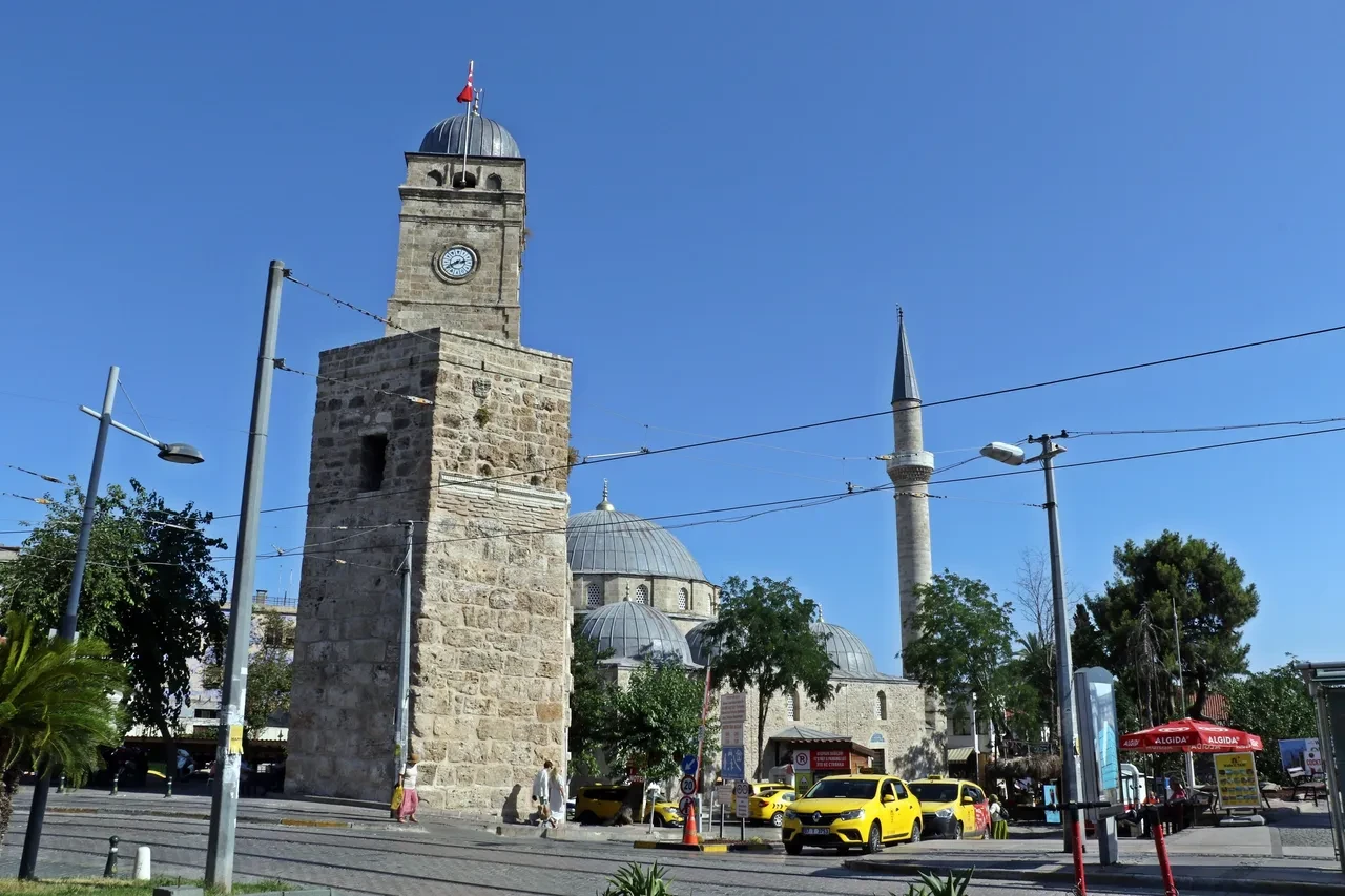 Nüfusu gündüz 82, akşam 10 bini buluyor! Bu mahalle ziyaretçi akınına uğruyor