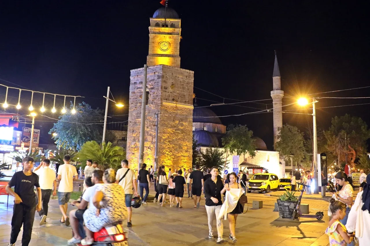 Nüfusu gündüz 82, akşam 10 bini buluyor! Bu mahalle ziyaretçi akınına uğruyor