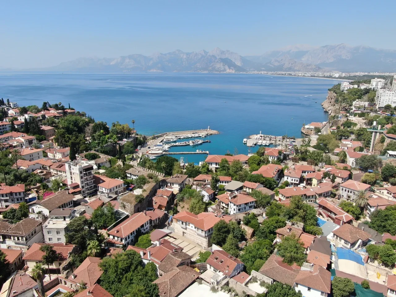 Nüfusu gündüz 82, akşam 10 bini buluyor! Bu mahalle ziyaretçi akınına uğruyor