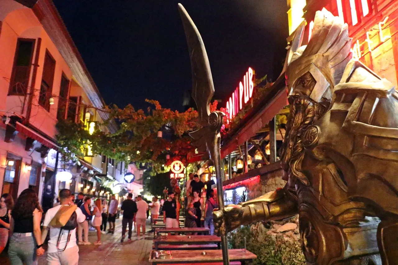 Nüfusu gündüz 82, akşam 10 bini buluyor! Bu mahalle ziyaretçi akınına uğruyor