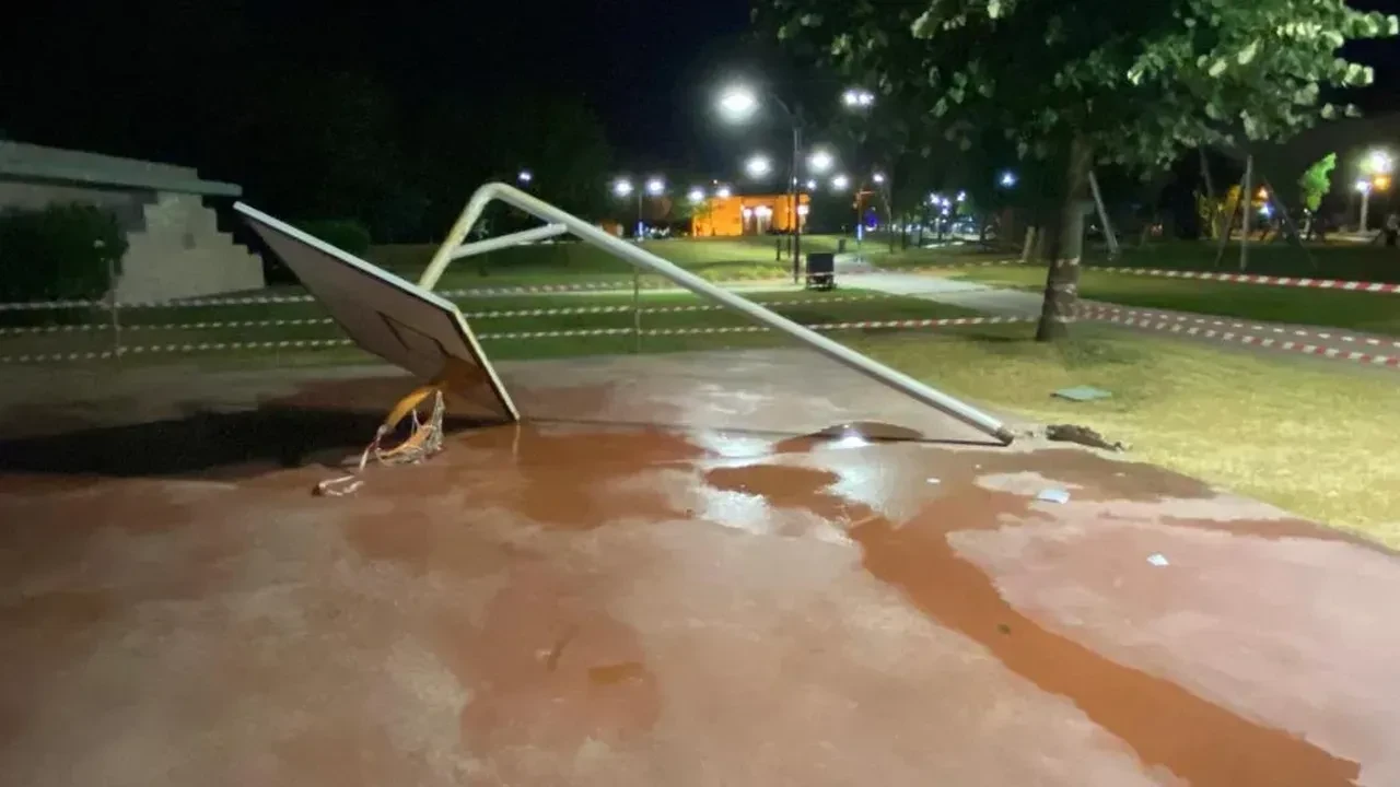 Parkta top oynayan gençler kabusu yaşadı! Bir anda üstlerine devrildi