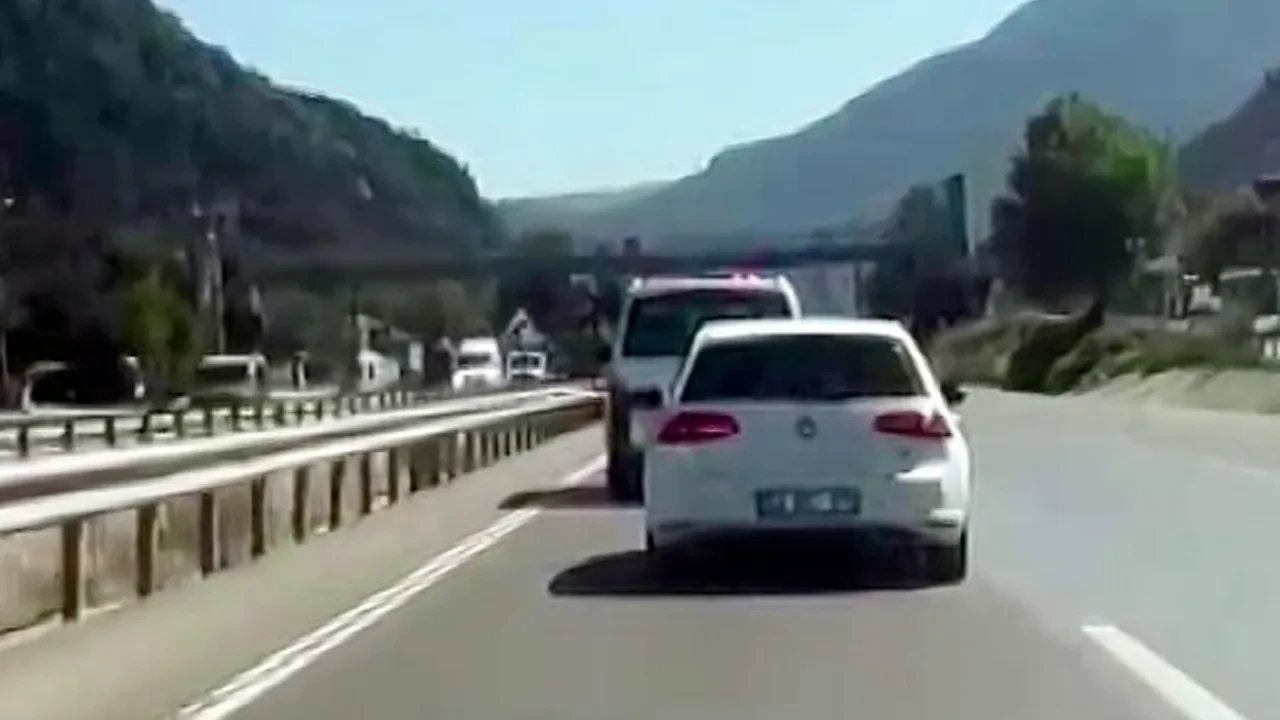 Sorumsuzluğun böylesi...  Orman yangına giden ekibe yol vermedi