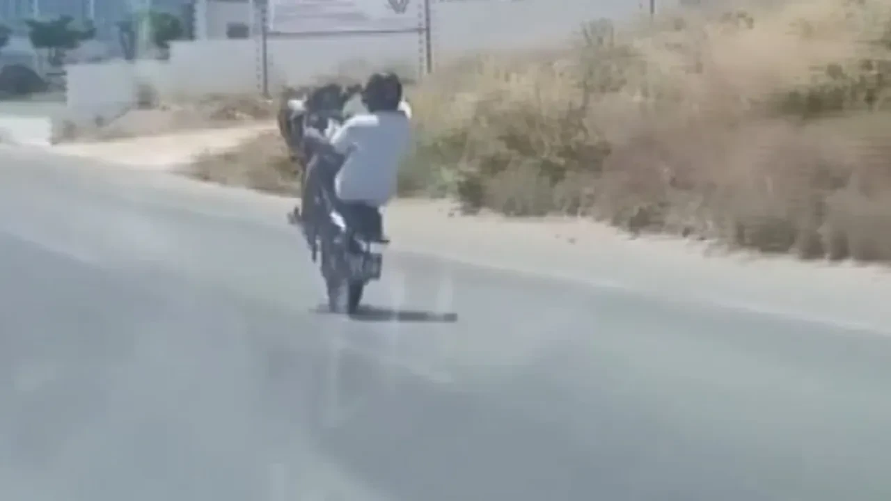 Trafikte yürekleri ağza getiren anlar! Hem kendini hem diğer sürücüler tehlikeye attı