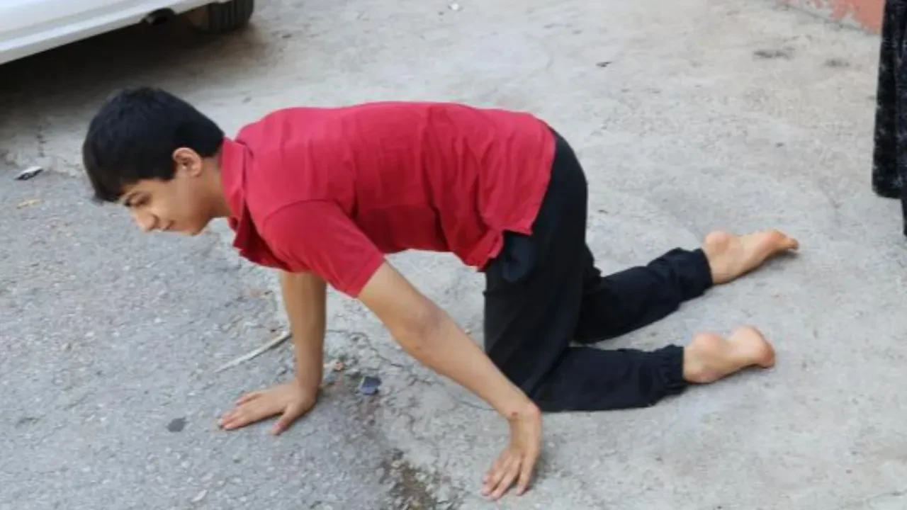 Vicdansızlığın böylesi! Enes'i emeklemeye mecbur ettiler