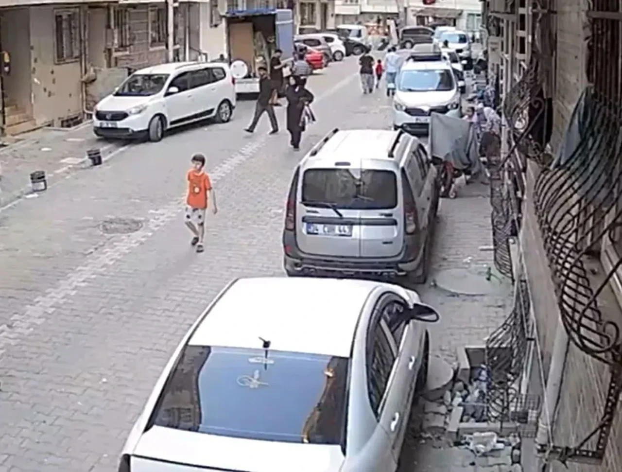 Yer: Esenyurt! Sessizce yaklaşıp kadının telefonunu böyle çaldı