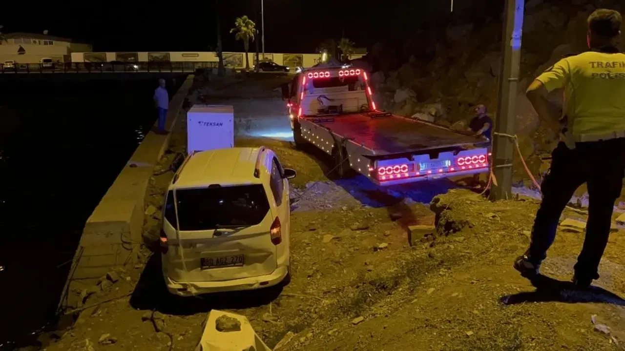 Yol sandığı enkaza uçan araç yürekleri ağza getirdi!