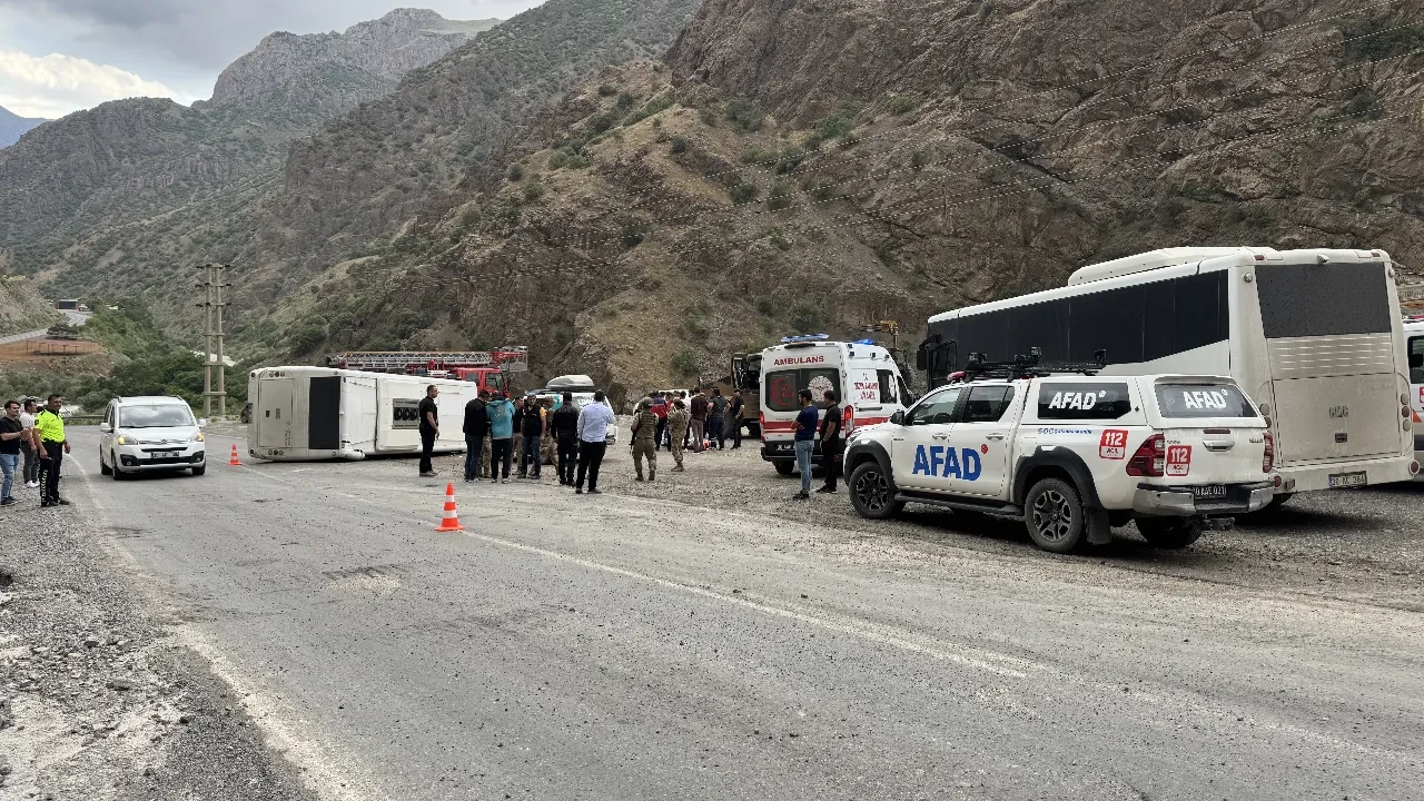 Askerleri taşıyan midibüs devrildi! Çok sayıda yaralı var