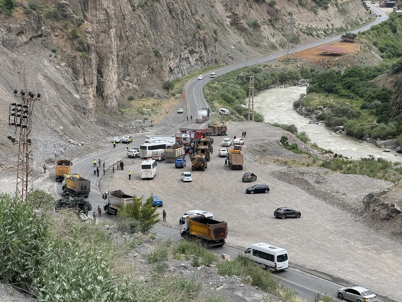 Askerleri taşıyan midibüs devrildi! Çok sayıda yaralı var