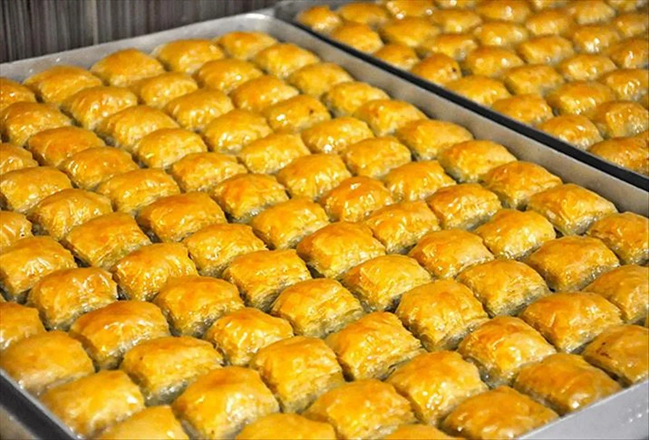 Bayram öncesi tatlıcılarda yoğunluk başladı: Tüketim 3 kat artacak: İşte güncel baklava fiyatları