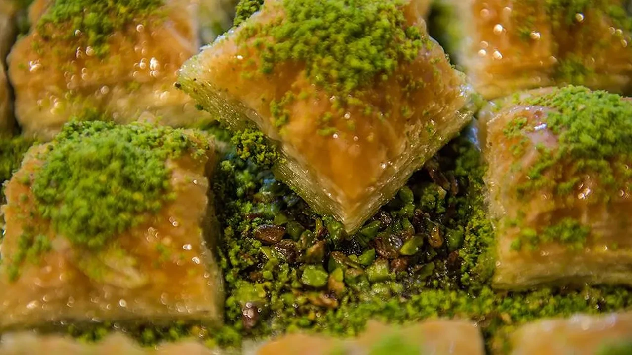 Bayram öncesi tatlıcılarda yoğunluk başladı: Tüketim 3 kat artacak: İşte güncel baklava fiyatları