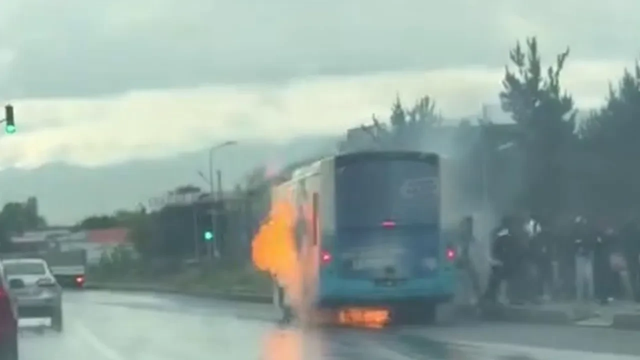 Belediye otobüsü alevlere teslim oldu! Facia saniyelerle önlendi