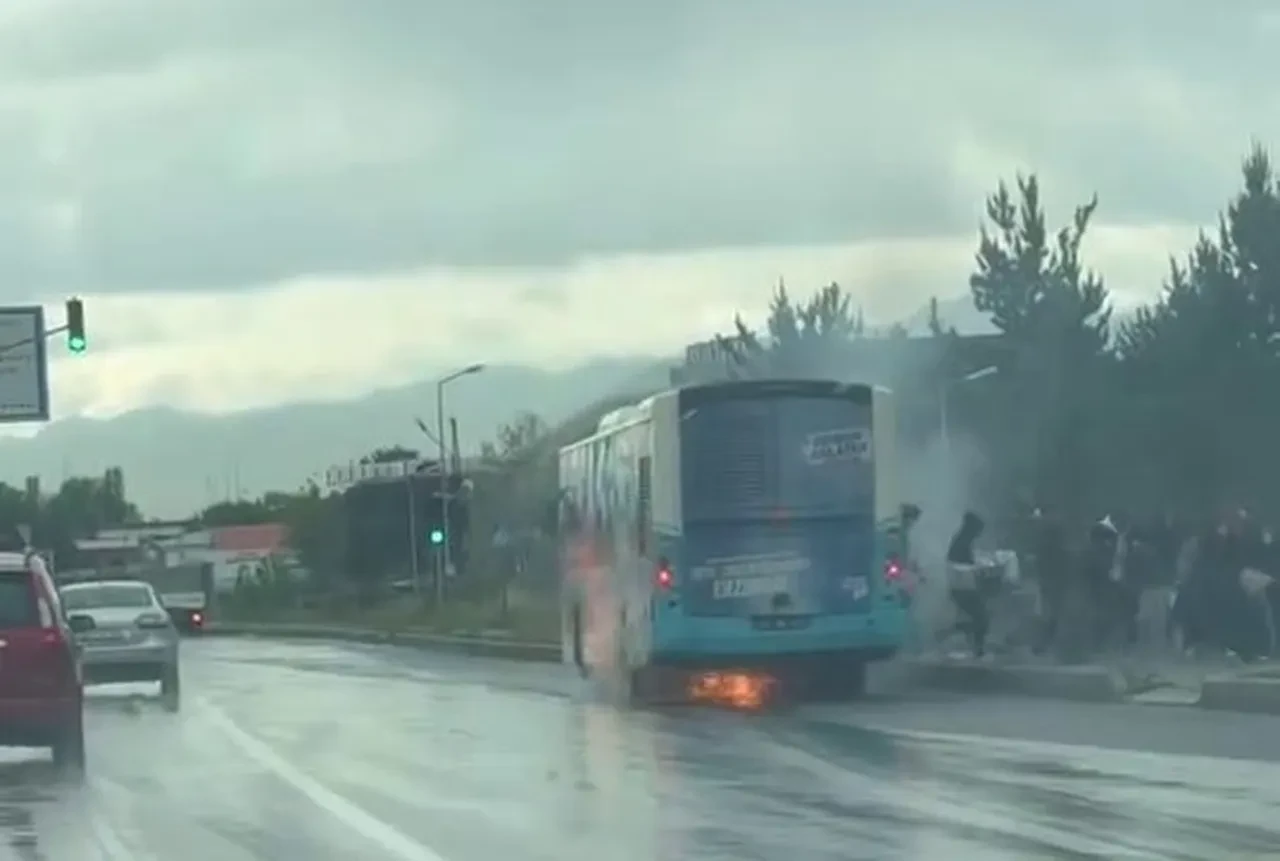 Belediye otobüsü alevlere teslim oldu! Facia saniyelerle önlendi
