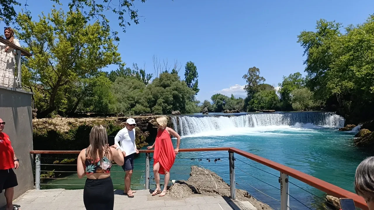Binlerce turistin ziyaret ettiği Manavgat Şelalesi'nde şaşırtan görüntüler
