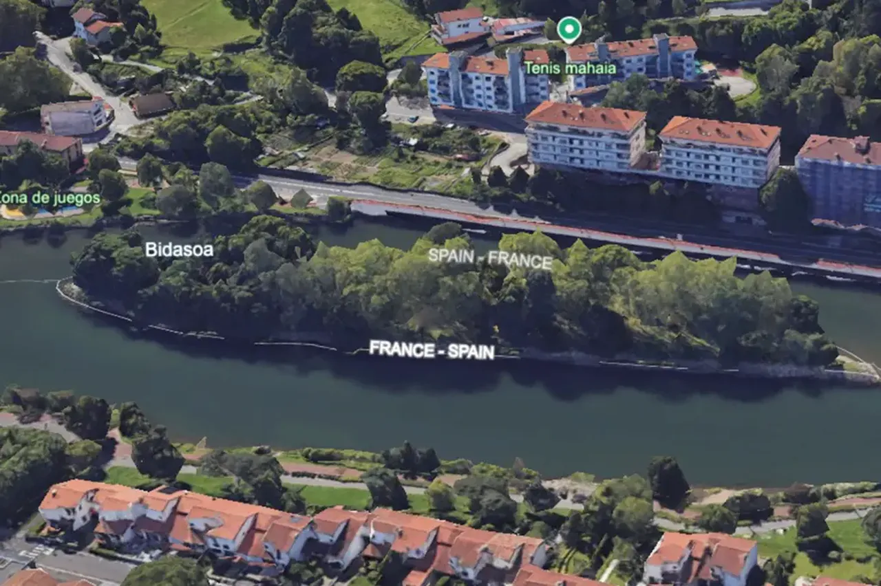 Burası sadece 2 kurallı bir yer ve 6 ayda bir uyruk değişiyor! 3 asırdır süregelen sıra dışı anlaşma