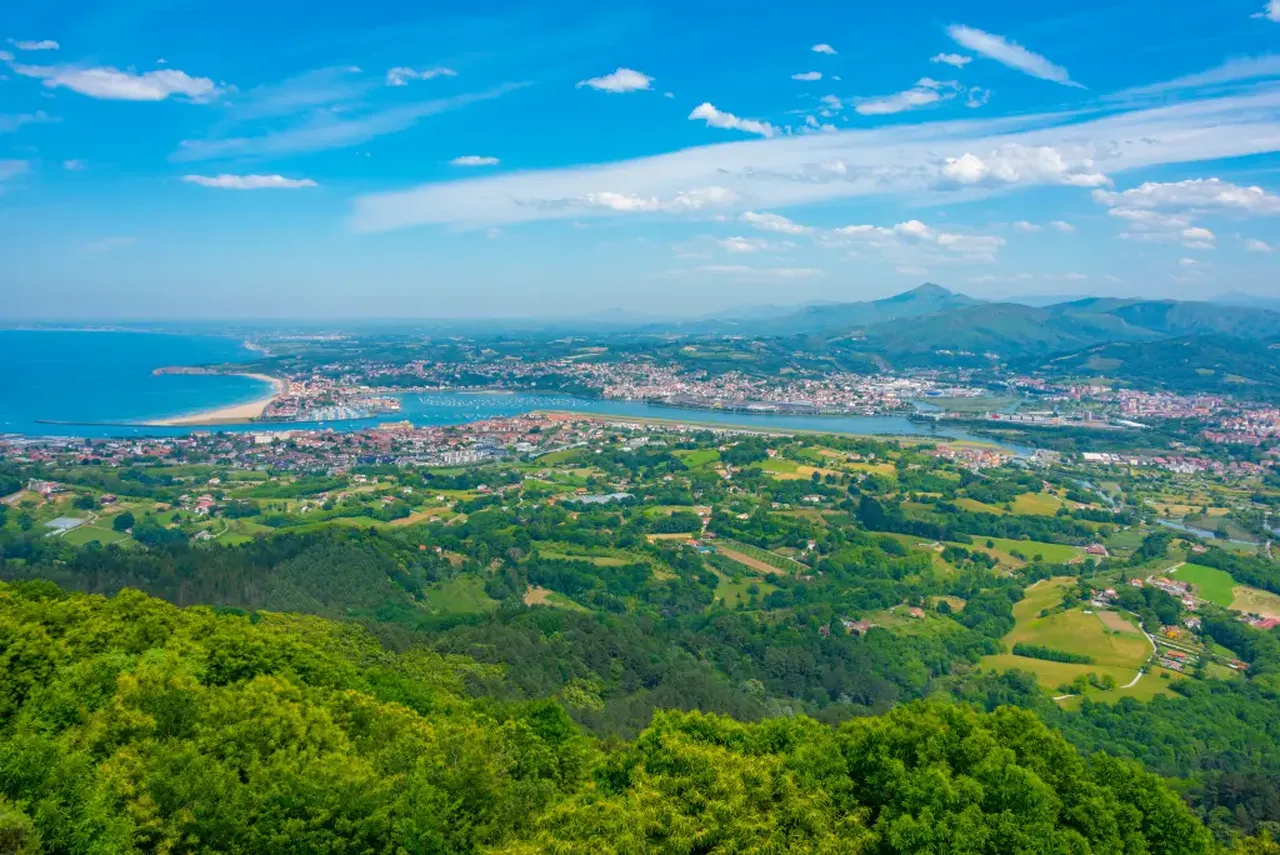 Burası sadece 2 kurallı bir yer ve 6 ayda bir uyruk değişiyor! 3 asırdır süregelen sıra dışı anlaşma