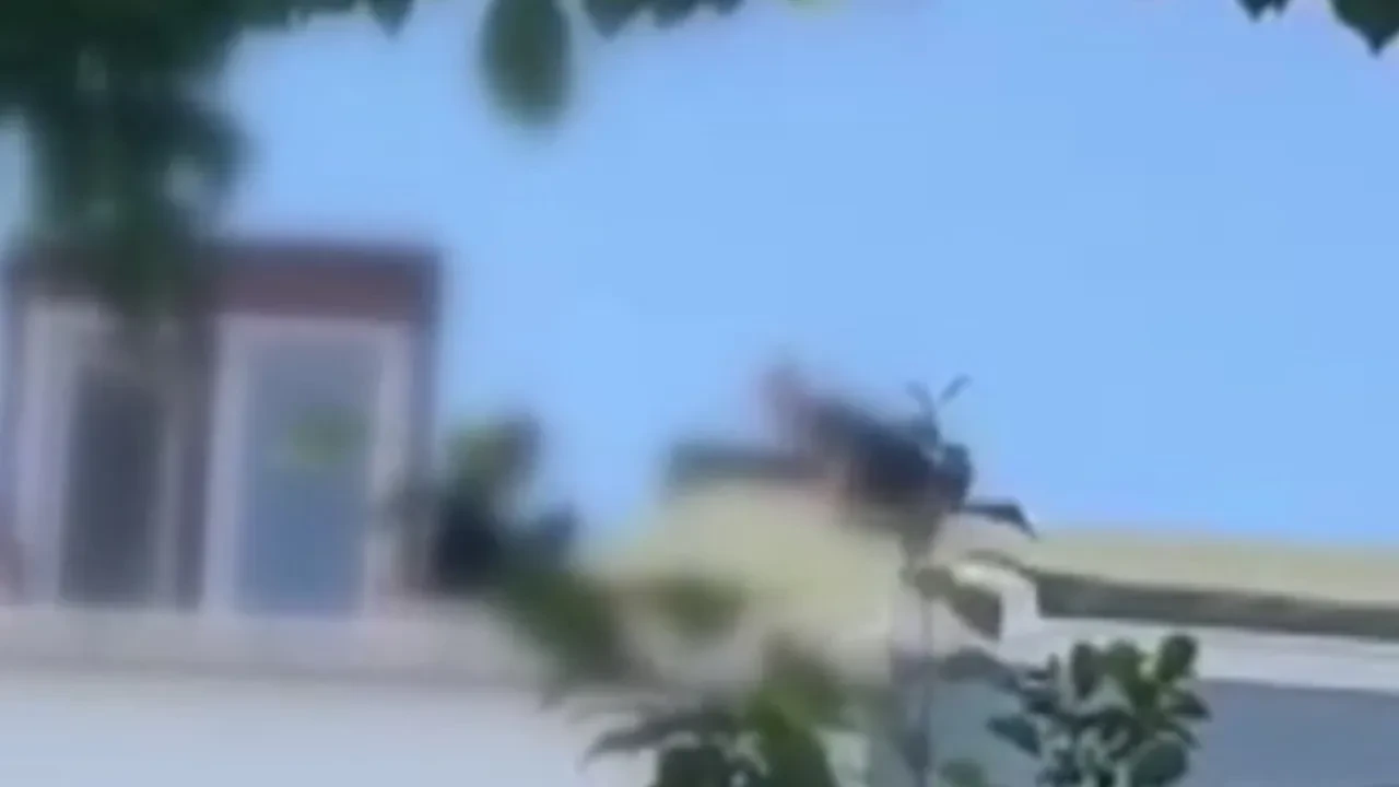Çocukların çatıdaki tehlikeli oyunu kamerada!
