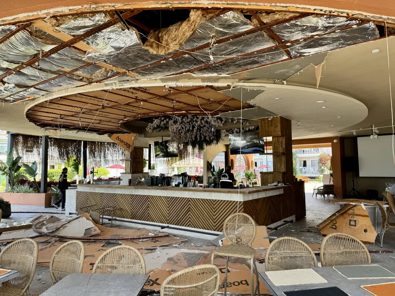 Fethiye'de restoranın tavanı turistlerin üzerine çöktü! Yaralılar var