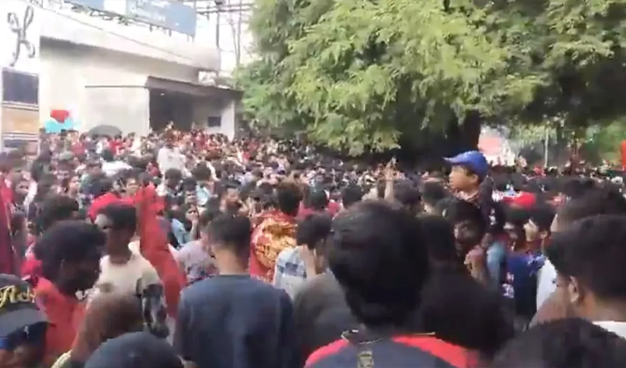 Hindistan'da şampiyonluk kutlaması faciaya dönüştü! Çok sayıda ölü ve yaralı var