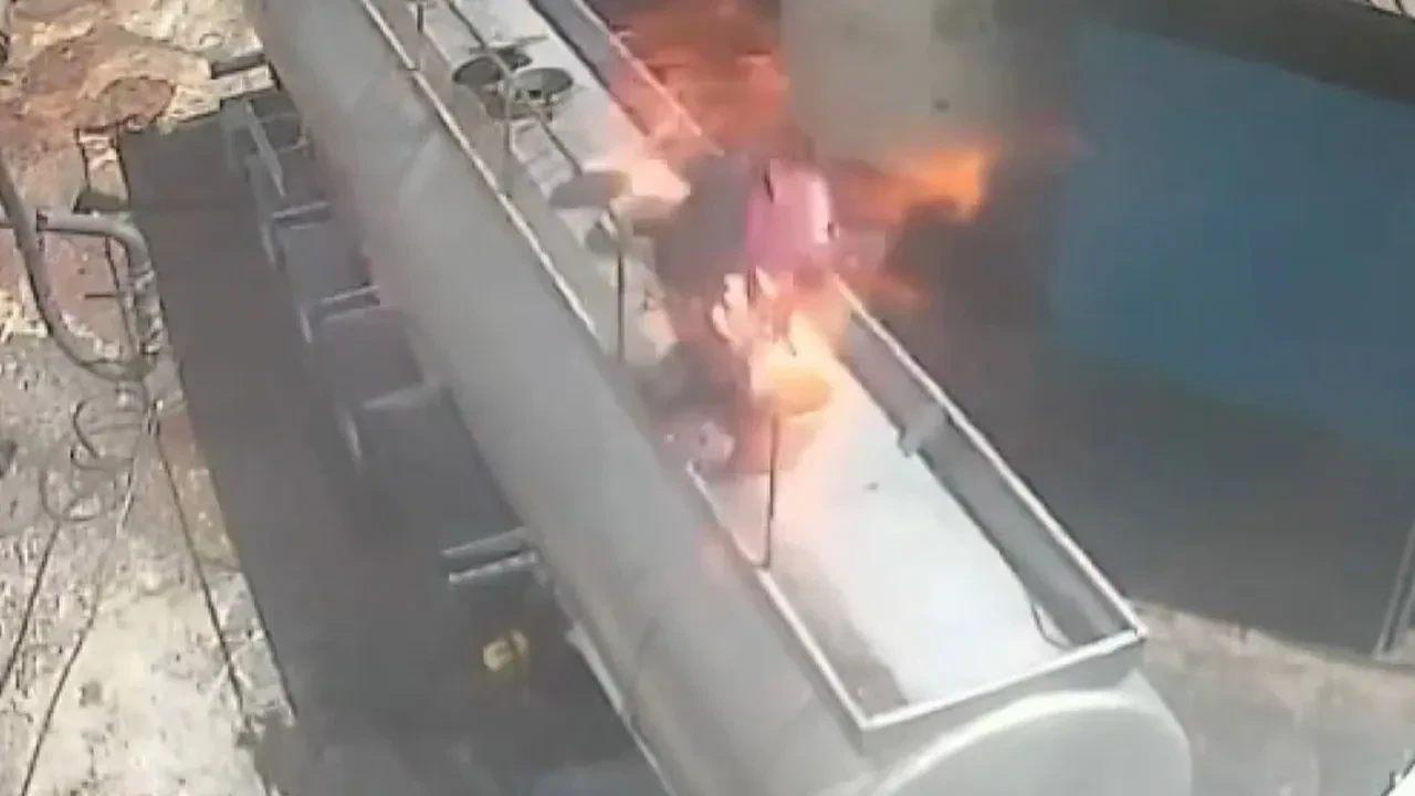 Korkunç görüntüler: Ağzında sigarayla açtığı tanker kapağı böyle patladı