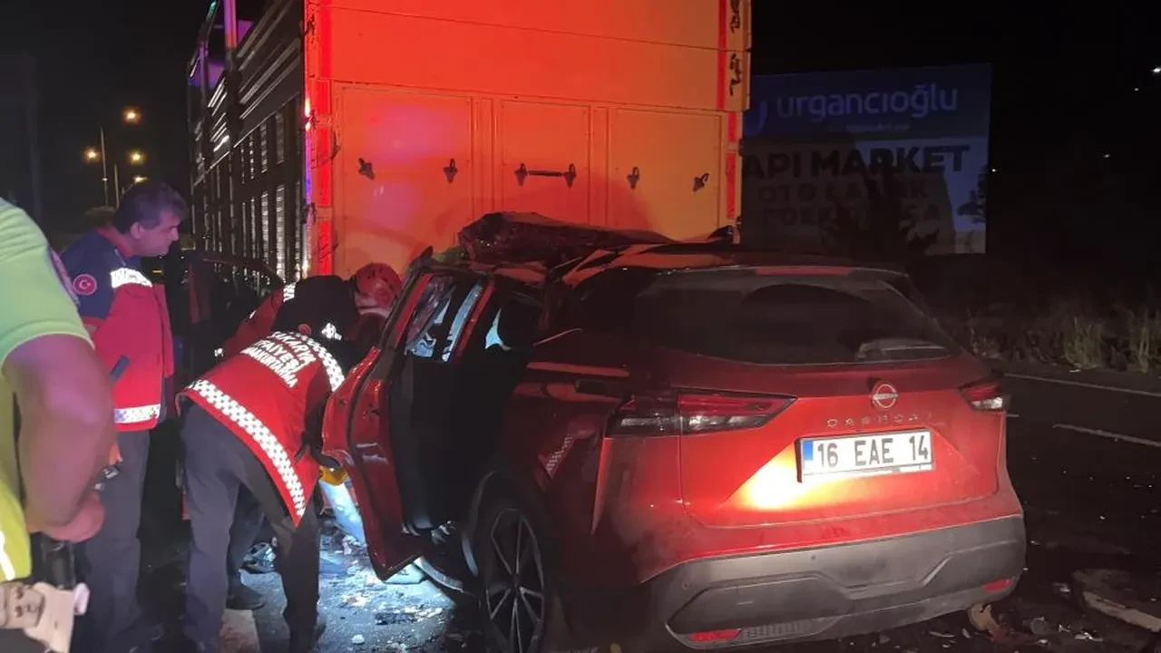 Lüks cip kamyona ok gibi saplandı! Kağıt gibi ezildi