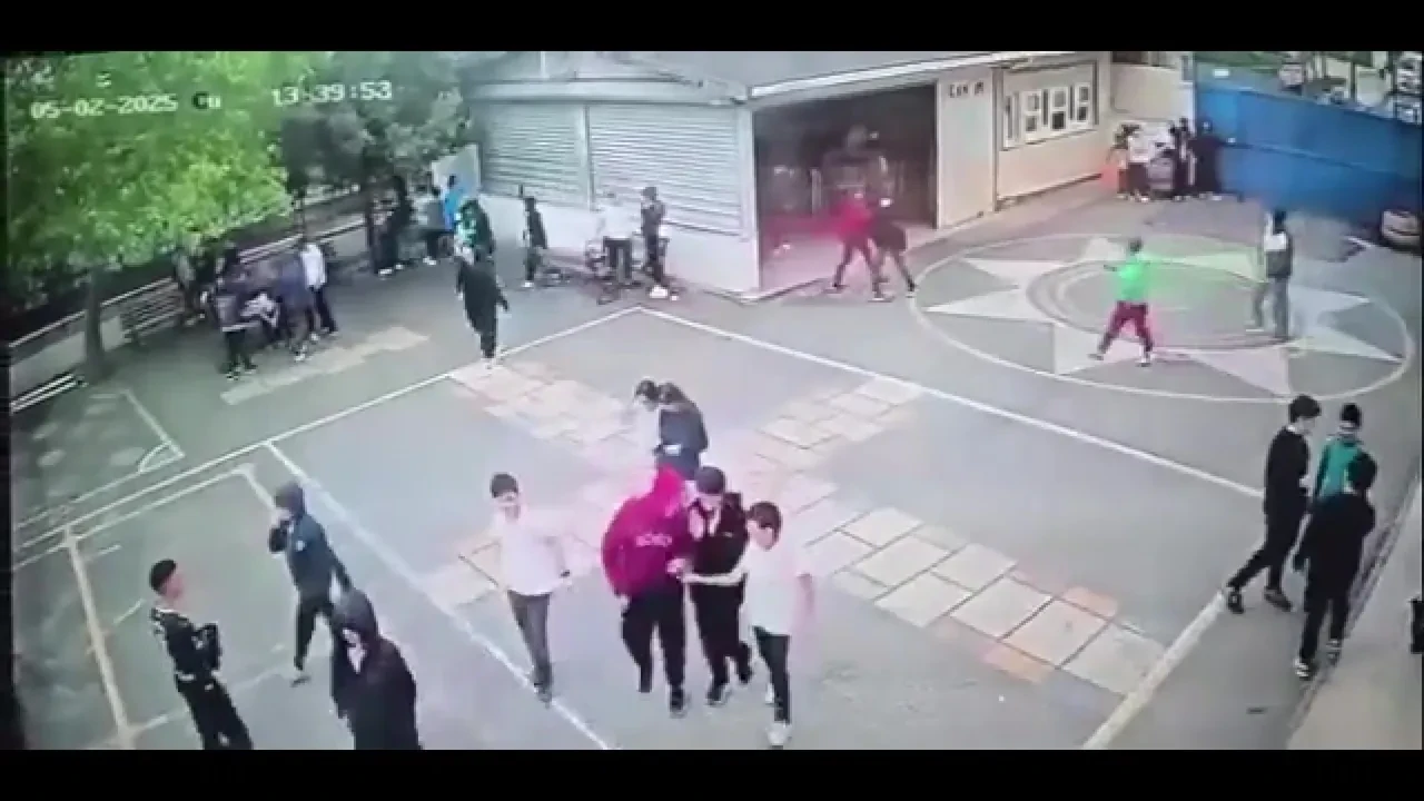 Okul bahçesinde dehşet saçtı! Camına taş atan çocuğu taşla dövdü