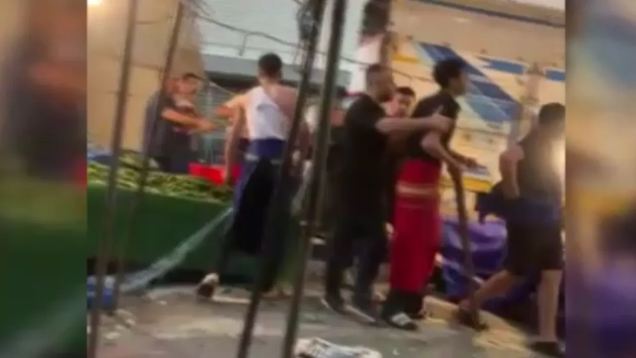 Pazar alanında ortalık karıştı! Kasa ve sopalar havada uçuştu