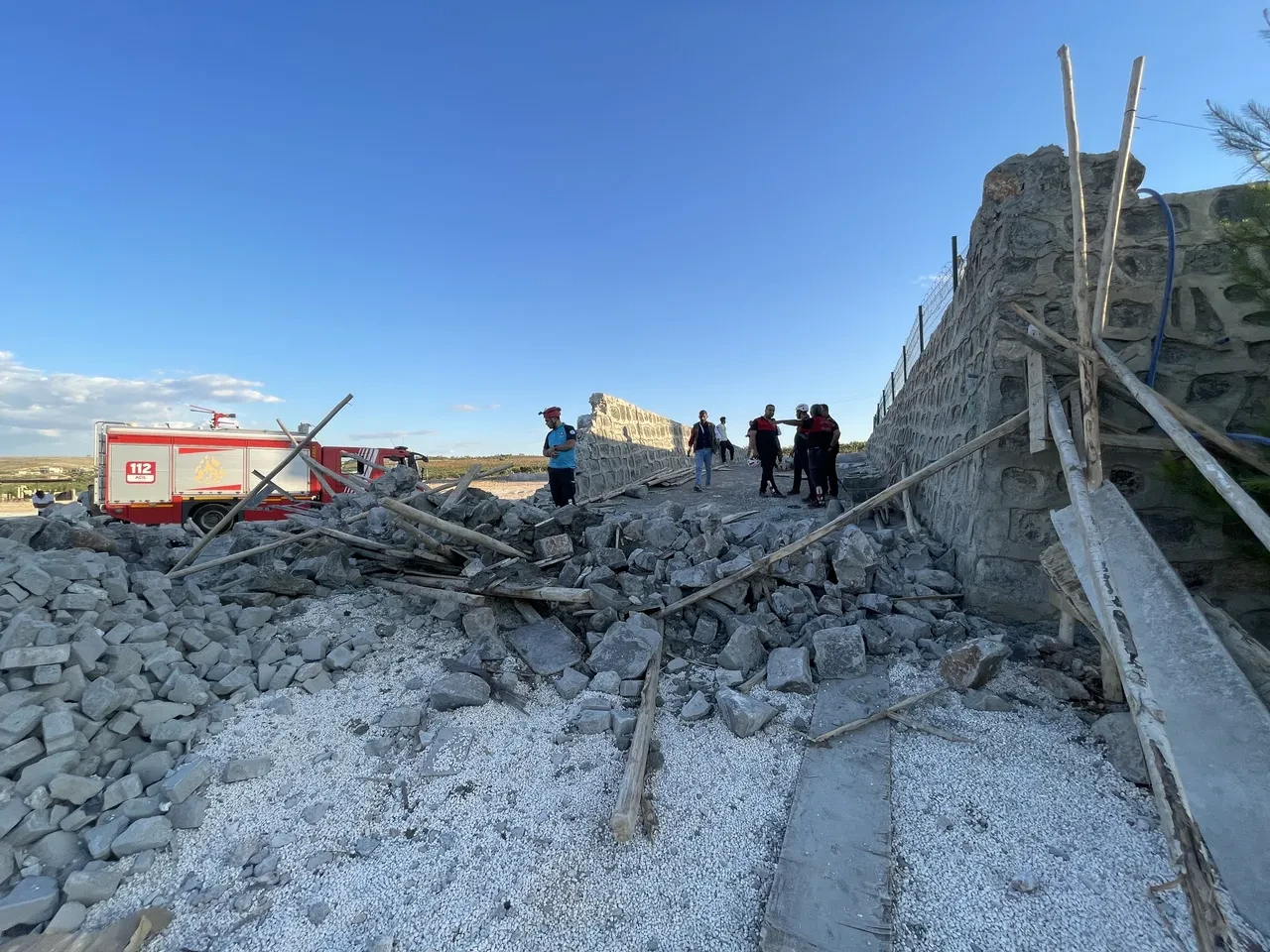 Şanlıurfa'da istinat duvarı çöktü: 2'si ağır 4 yaralı
