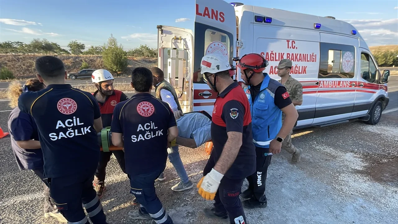 Şanlıurfa'da istinat duvarı çöktü: 2'si ağır 4 yaralı