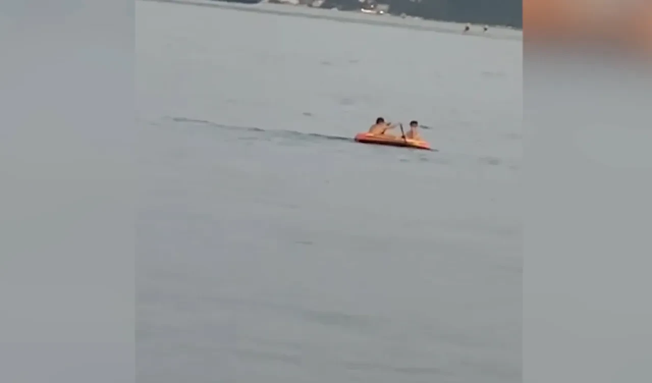Sarıyer'de 2 çocuk şişme botla denize açıldı! Yürekleri ağza getiren anlar kamerada