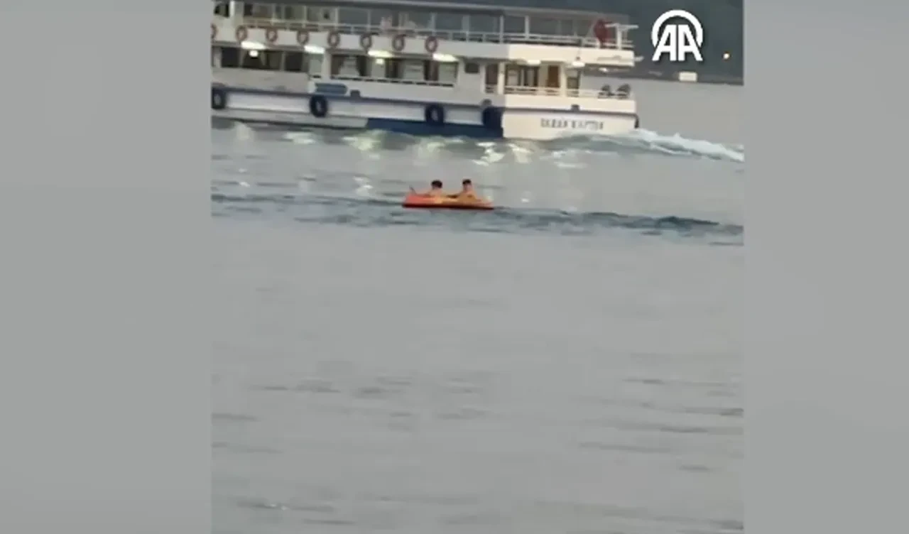 Sarıyer'de 2 çocuk şişme botla denize açıldı! Yürekleri ağza getiren anlar kamerada