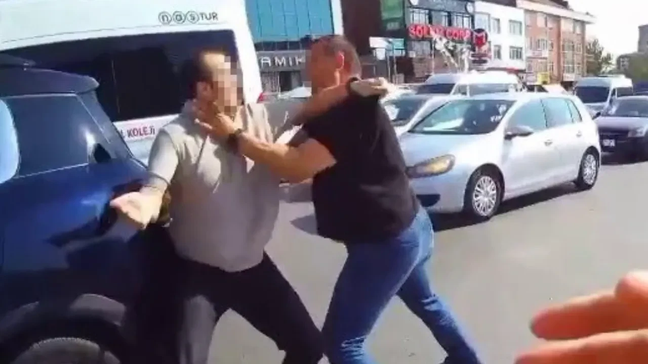 Yumruklu yol verme kavgası! Hamile kadın çığlık çığlığa kaldı: 'Ehliyetler gidiyor, yapmayın'