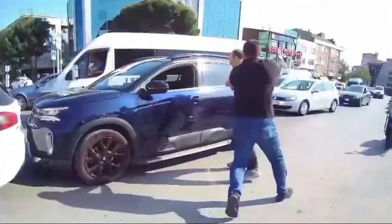 Yumruklu yol verme kavgası! Hamile kadın çığlık çığlığa kaldı: 'Ehliyetler gidiyor, yapmayın'