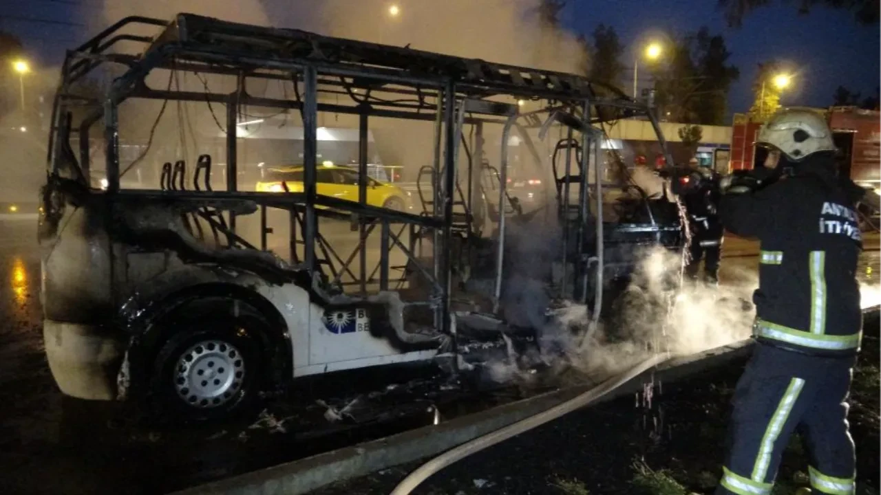 Antalya'da yolcu minibüsü alev alev yandı: Az daha canında oluyordu!