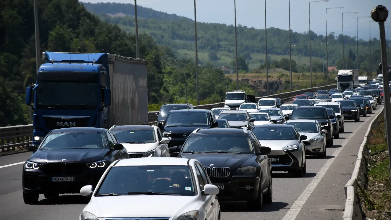 Bayram göçü başladı! Bu güzergahlara dikkat! 2 kilometrelik yol, 30 dakika sürüyor 