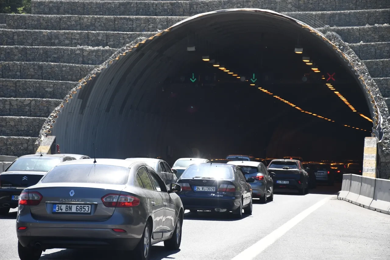 Bayram göçü başladı! Bu güzergahlara dikkat! 2 kilometrelik yol, 30 dakika sürüyor