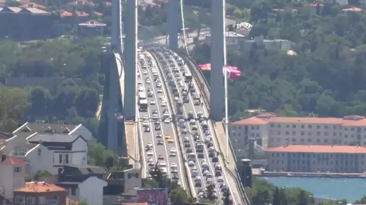 Bayram göçü başladı! Bu güzergahlara dikkat! 2 kilometrelik yol, 30 dakika sürüyor
