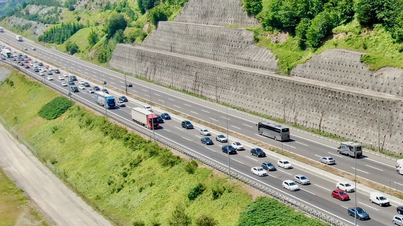 Bayram göçü başladı! Bu güzergahlara dikkat! 2 kilometrelik yol, 30 dakika sürüyor