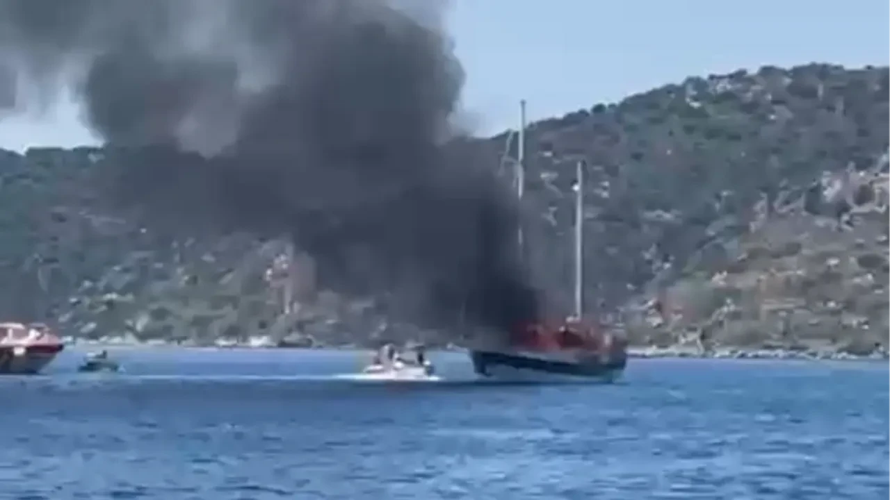 Bozburun’da korku dolu anlar! Alev alev yanan tekne battı