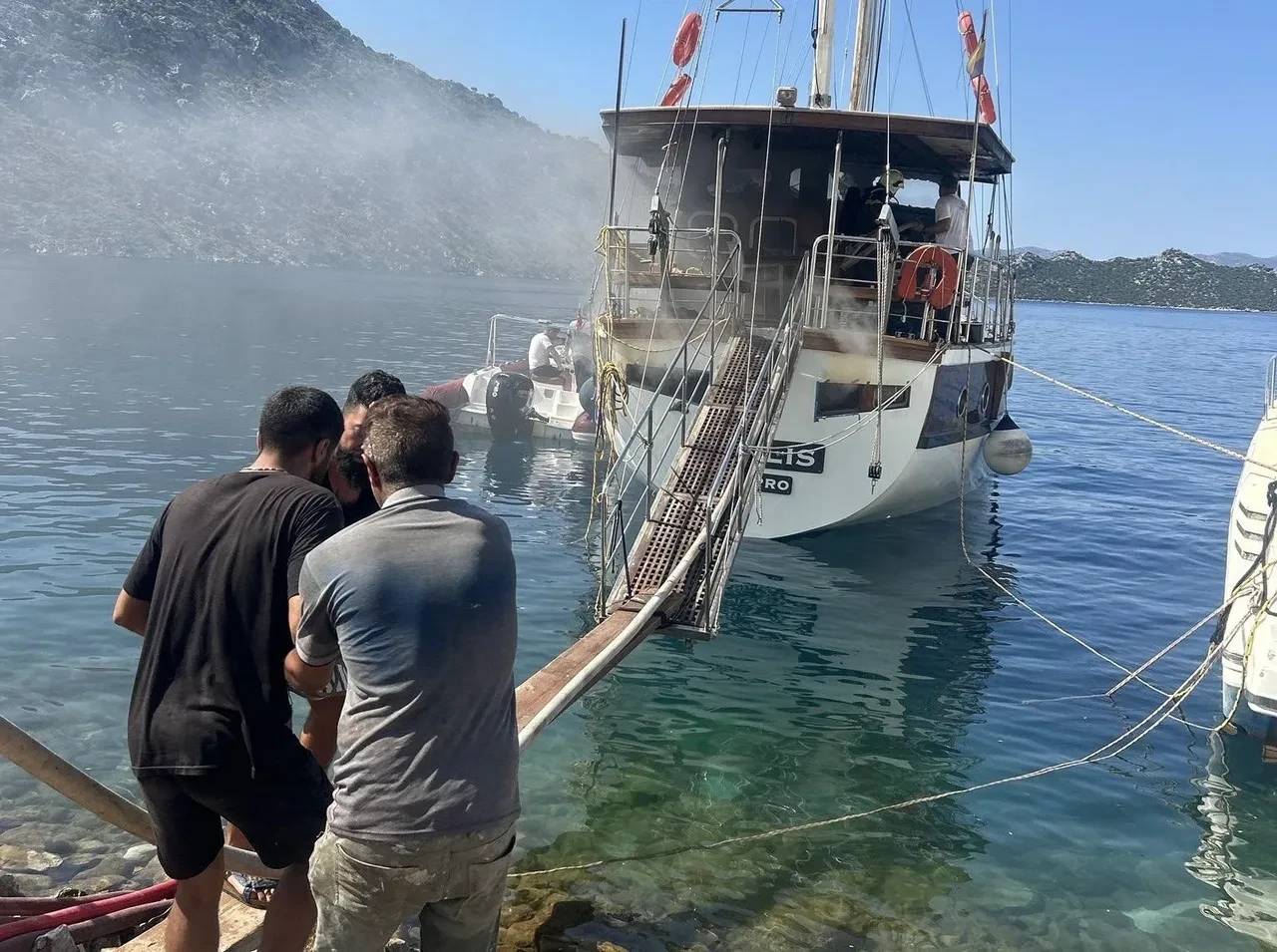 Bozburun’da korku dolu anlar! Alev alev yanan tekne battı