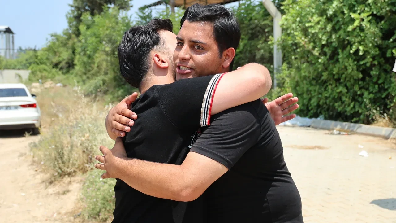Cezaevlerinden tahliyeler başladı! Serbest bırakılan genç: 'Bir af daha istiyoruz, babam da çıksın' 
