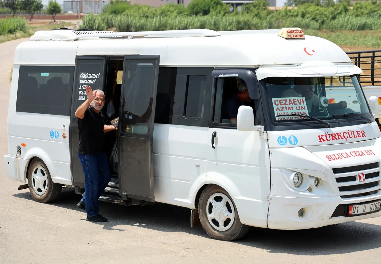 Cezaevlerinden tahliyeler başladı! Serbest bırakılan genç: 'Bir af daha istiyoruz, babam da çıksın'