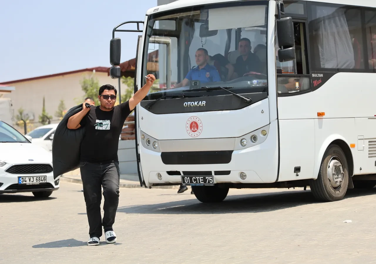 Cezaevlerinden tahliyeler başladı! Serbest bırakılan genç: 'Bir af daha istiyoruz, babam da çıksın'