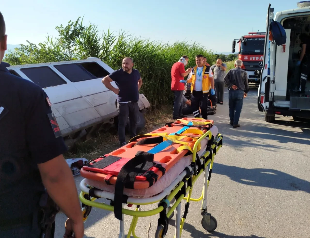 Denizli'de işçileri taşıyan servis devrildi! Çok sayıda yaralı var