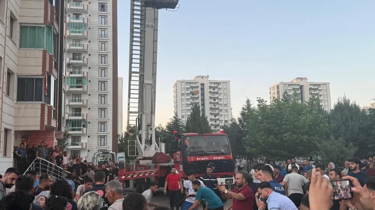 Diyarbakır'da 13 katlı binada yangın: Anne ve 3 çocuğu can verdi
