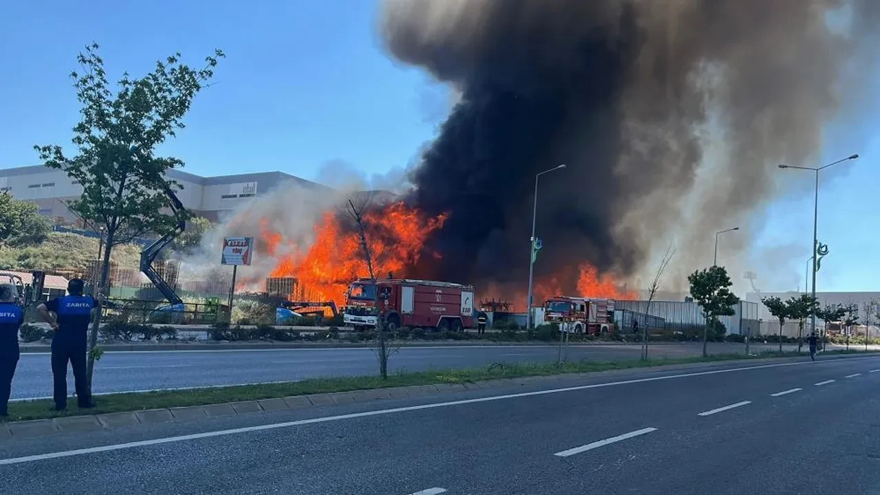 Kocaeli'de büyük panik! Palet fabrikası alev alev yanıyor 
