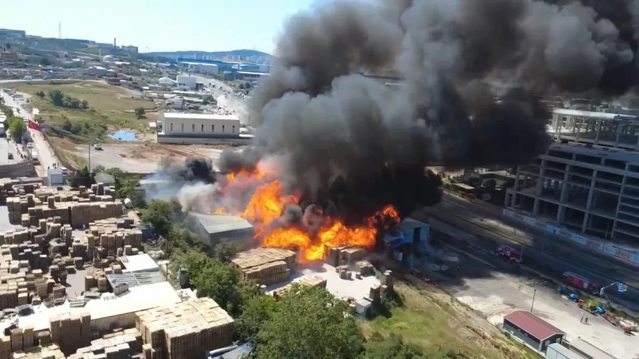 Kocaeli'de büyük panik! Palet fabrikası alev alev yanıyor 