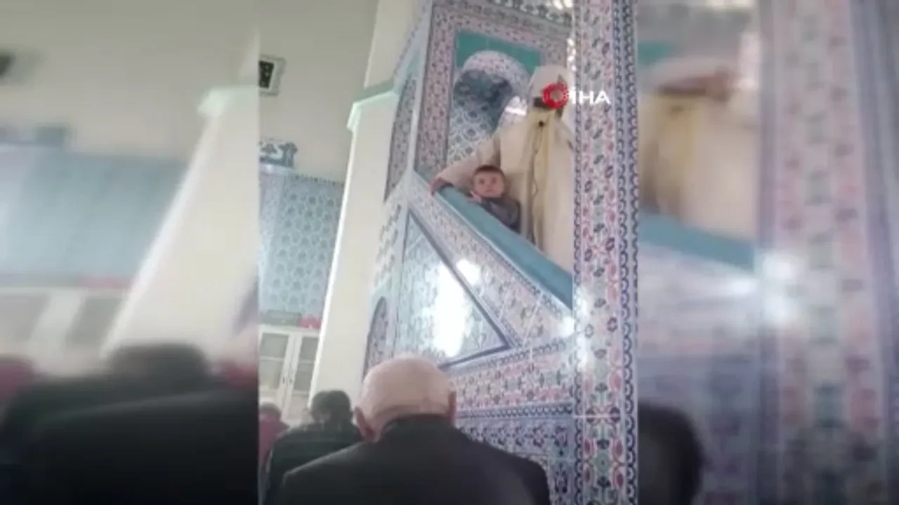 Küçük çocuğun camideki görüntüleri gülümsetti! 