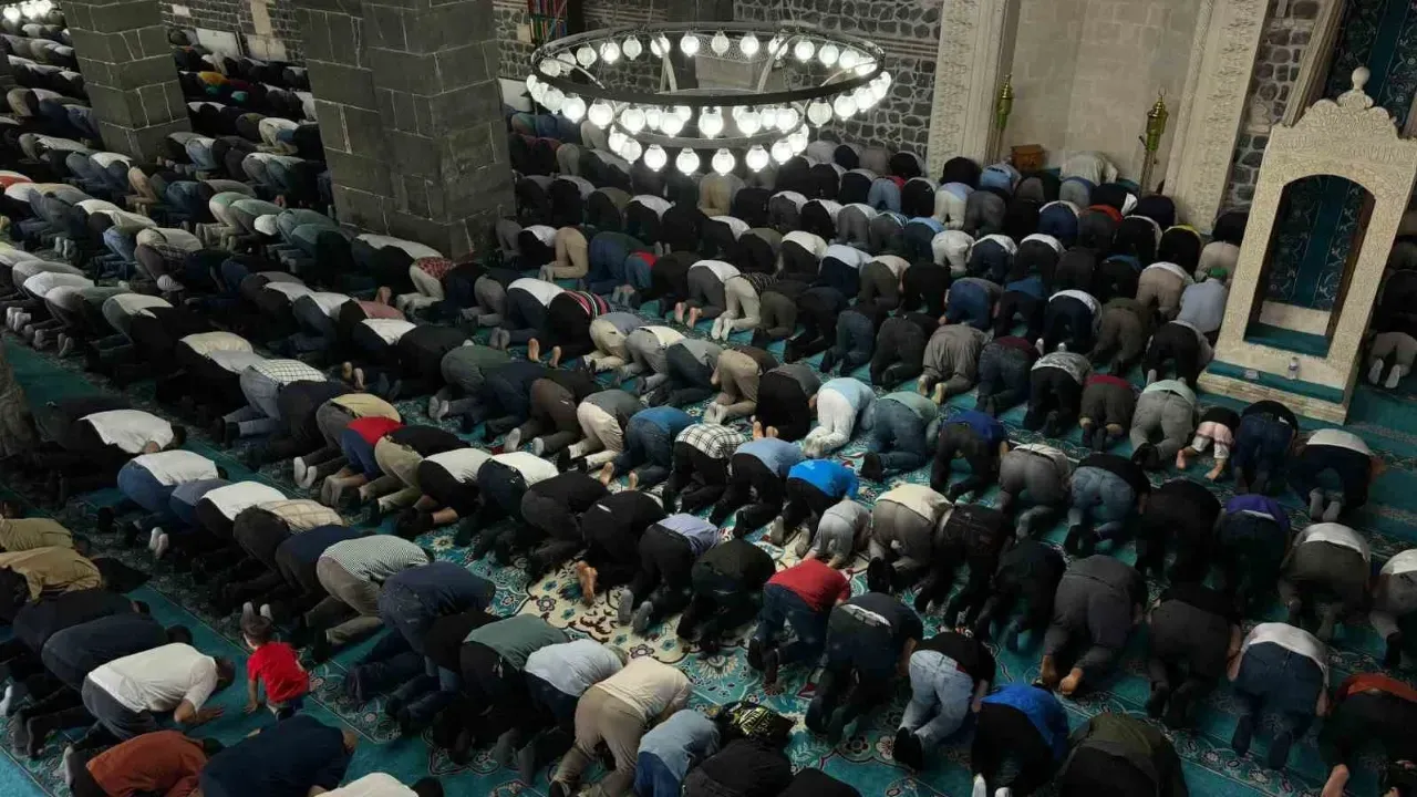 Mersin'de bayram namazı saat kaçta kılınacağı belli oldu! Silifke, Tarsus, Erdemli bayram namazı saatleri