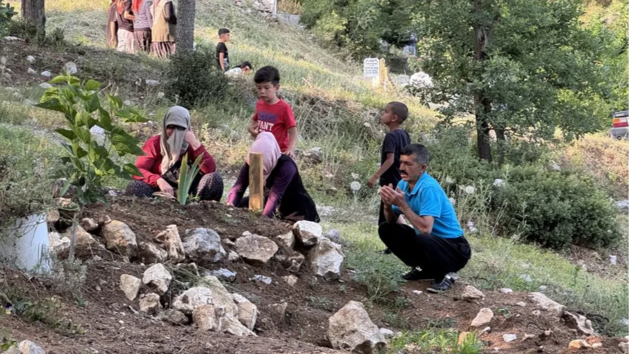 Mersin'de köy sakinleri mezarlıkta buluştu