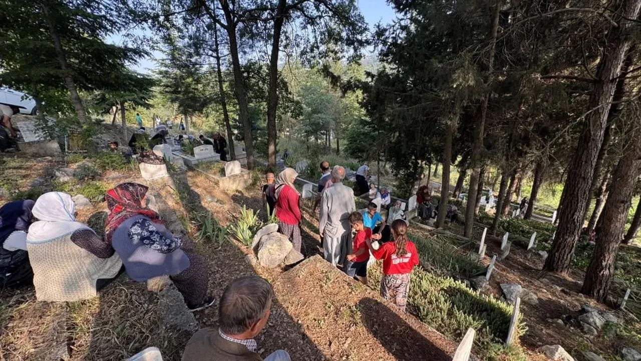 Mersin'de köy sakinleri mezarlıkta buluştu
